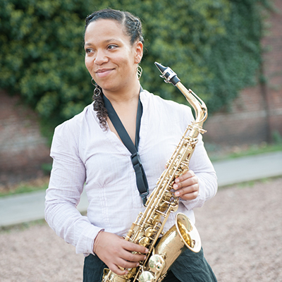 Sakina Abdou <p>Sakina Abdou tenant un saxophone.</p>