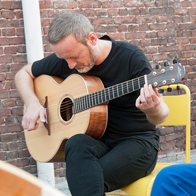 Ivann Cruz <p>Ivann Cruz jouant de la guitare acoustique.</p>