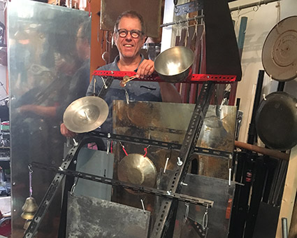 Fred Loisel <p>Fred Loisel derrière un ensemble de percussions.</p>