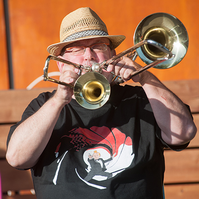 Claude Colpaert <p>Claude Colpaert jouant deux trombones à la fois.</p>
