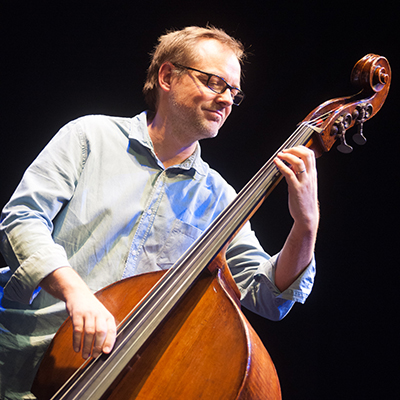 Christophe Hache <p>Christophe Hache jouant de la contrebasse.</p>